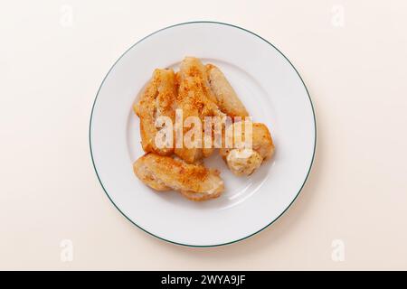 Chuoi nep nuong, noto anche come banana alla griglia avvolto in riso appiccicoso, cibo vietnamita isolato su sfondo bianco, vista dall'alto Foto Stock