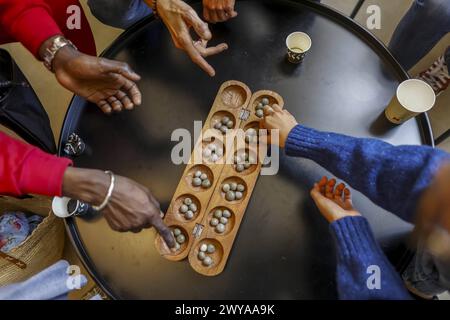 Awele oware warri awari gioco africano, Festival at la Maison Bakhita, Parigi, Francia, Europa Copyright: Godong 809-8982 Foto Stock