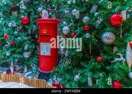 Vista della cassetta postale rossa e decorazioni natalizie nella hall dell'hotel, Londra, Inghilterra, Regno Unito, Europa Copyright: FrankxFell 844-32638 Foto Stock