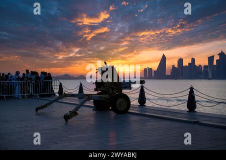 Doha, Qatar - 5 aprile 2024: Tiro al cannone Msheireb Downtown, noto anche come Midfaa Iftar Foto Stock