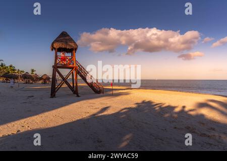 Vista della torre di guardia e della spiaggia dorata vicino a Puerto Morelos, costa caraibica, penisola dello Yucatan, Messico, Nord America Copyright: FrankxFell 84 Foto Stock