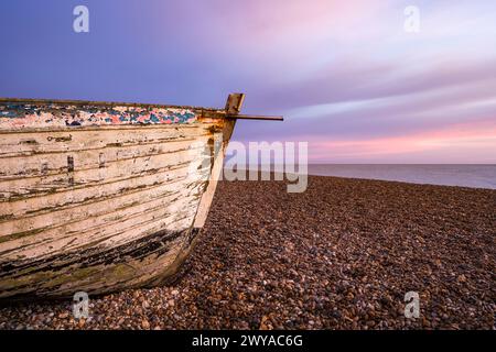 Barca all'alba sulla spiaggia singola di Aldeburgh. Foto Stock