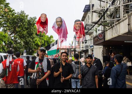 Bandung, Giava Occidentale, Indonesia. 5 aprile 2024. La gente porta foto del presidente degli Stati Uniti Joe Biden, del primo ministro israeliano Benjamin Netanyahu e del primo ministro britannico Rishi Sunak durante un'azione per commemorare al-Quds (Gerusalemme) Day a Bandung, Indonesia. L'ultimo venerdì del mese sacro del Ramadan si celebra globalmente la giornata internazionale di al Quds per dimostrare sostegno e solidarietà al popolo palestinese. Nell'azione di oggi, i manifestanti hanno chiesto che Israele interrompa immediatamente gli attacchi e il genocidio in Palestina. (Credit Image: © Dimas Rachmatsyah/ZUMA Press Wire) UTILIZZO EDITORIALE SU Foto Stock