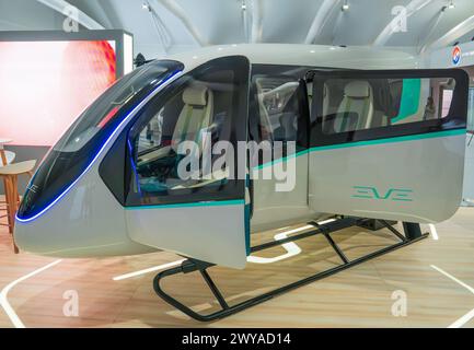 EVE Air Mobility eVTOL in mostra all'interno al Dubai Airshow, una filiale di Embraer. Elicottero elettrico o aereo da decollo e atterraggio verticale Foto Stock
