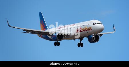 Tenerife, Spagna 31 marzo 2024. Airbus A321-251NX Jet2 Airlines vola nel cielo blu. Atterraggio all'aeroporto di Tenerife Foto Stock
