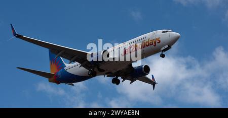 Tenerife, Spagna 31 marzo 2024. Boeing 737-8MG Jet2 Airlines vola nel cielo blu. Atterraggio all'aeroporto di Tenerife Foto Stock