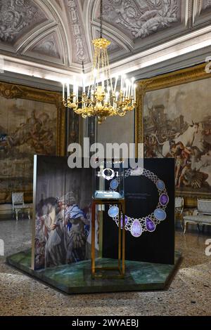 Milano, Italia. 5 aprile 2024. Milano, Italia dal cuore alle mani Dolce&Gabbana la mostra che celebra la storia artistica e creativa di Domenico Dolce e Stefano Gabbana sul palco di Palazzo reale Milano dal 7 aprile al 31 luglio 2024. A cura di Florence Müller, promossa dal comune di Milano Cultura e prodotto da Palazzo reale nella foto:location mostra con opere esposte Credit: Independent Photo Agency/Alamy Live News Foto Stock