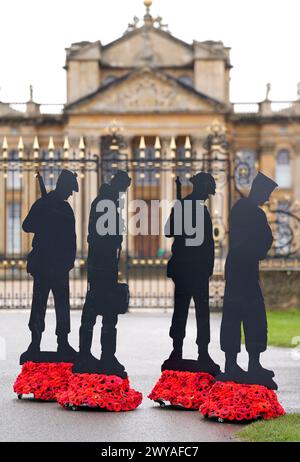 Una vista di alcune delle sagome di Standing with Giants dal per la tua installazione di domani a Blenheim Palace nell'Oxfordshire prima di essere trasportato in Francia. 1.475 sagome saranno collocate al British Normandy Memorial, affacciato su Gold Beach, per il 80° anniversario del D-Day. Data foto: Venerdì 5 aprile 2024. Foto Stock