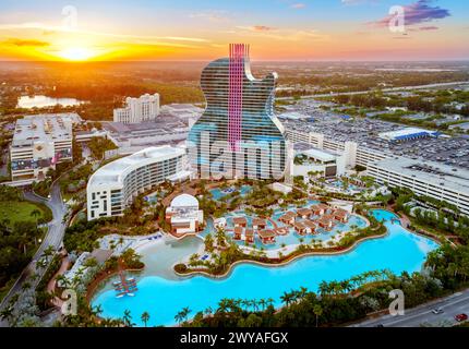 Aerea del Seminole Guitar Hardrock Hotel, tramonto/Blue Hour Hollywood, Miami, Florida, Stati Uniti Foto Stock