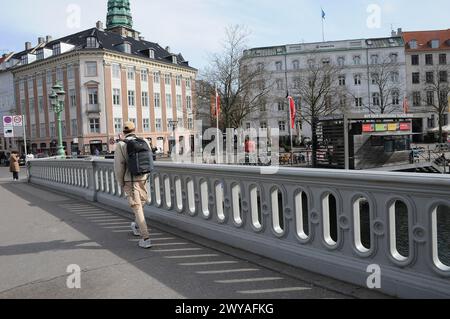 Copenaghen, Danimarca /05 aprile 2024/Ponte di Hojbro a destra della brigata si trova hojbro plads nella capitale. (Foto.Francis Joseph Dean/Dean Pictures) Foto Stock