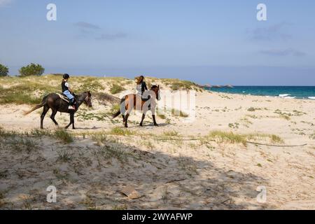 Kos, Grecia - 12 maggio 2023: Persone a cavallo sulla spiaggia di Marmari. Isola di Kos, Grecia Foto Stock