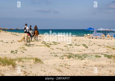 Kos, Grecia - 12 maggio 2023: Equitazione sulla spiaggia di Marmari. Un'attrazione popolare sull'isola greca di Kos Foto Stock