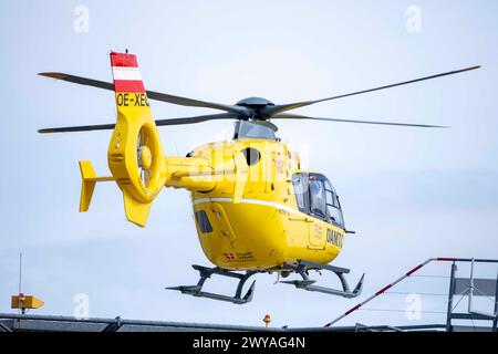 Vienna, Österreich. 5. Aprile 2024. ÖAMTC Rettungshubschrauber CHRISTOPHORUS 9 der Berufsrettung der Stadt Wien hebt vom Hanusch-Krankenhaus ab. Vienna *** Vienna, Austria 5 aprile 2024 ÖAMTC elicottero di soccorso CHRISTOPHORUS 9 della città di Viennas il servizio di soccorso professionale decolla dall'ospedale Hanusch di Vienna Foto Stock