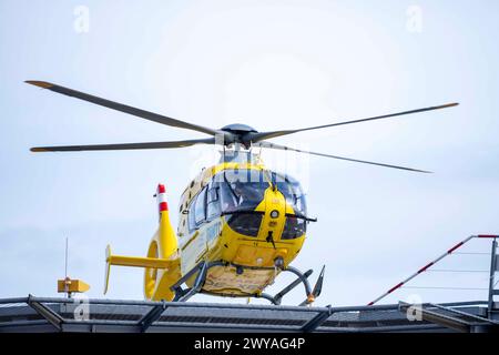 Vienna, Österreich. 5. Aprile 2024. ÖAMTC Rettungshubschrauber CHRISTOPHORUS 9 der Berufsrettung der Stadt Wien hebt vom Hanusch-Krankenhaus ab. Vienna *** Vienna, Austria 5 aprile 2024 ÖAMTC elicottero di soccorso CHRISTOPHORUS 9 della città di Viennas il servizio di soccorso professionale decolla dall'ospedale Hanusch di Vienna Foto Stock