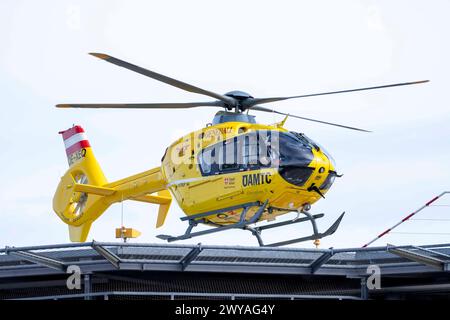 Vienna, Österreich. 5. Aprile 2024. ÖAMTC Rettungshubschrauber CHRISTOPHORUS 9 der Berufsrettung der Stadt Wien hebt vom Hanusch-Krankenhaus ab. Vienna *** Vienna, Austria 5 aprile 2024 ÖAMTC elicottero di soccorso CHRISTOPHORUS 9 della città di Viennas il servizio di soccorso professionale decolla dall'ospedale Hanusch di Vienna Foto Stock