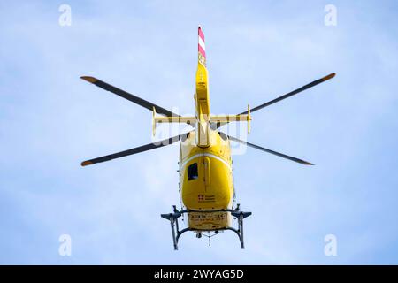 Vienna, Österreich. 5. Aprile 2024. ÖAMTC Rettungshubschrauber CHRISTOPHORUS 9 der Berufsrettung der Stadt Wien hebt vom Hanusch-Krankenhaus ab. Vienna *** Vienna, Austria 5 aprile 2024 ÖAMTC elicottero di soccorso CHRISTOPHORUS 9 della città di Viennas il servizio di soccorso professionale decolla dall'ospedale Hanusch di Vienna Foto Stock