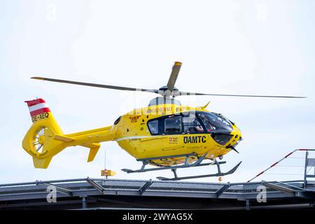 Vienna, Österreich. 5. Aprile 2024. ÖAMTC Rettungshubschrauber CHRISTOPHORUS 9 der Berufsrettung der Stadt Wien hebt vom Hanusch-Krankenhaus ab. Vienna *** Vienna, Austria 5 aprile 2024 ÖAMTC elicottero di soccorso CHRISTOPHORUS 9 della città di Viennas il servizio di soccorso professionale decolla dall'ospedale Hanusch di Vienna Foto Stock