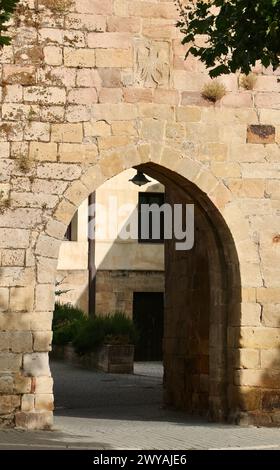 Arco nella porta castellata in pietra la Puerta del Paseo Real Aguilar de Campoo Palencia Castiglia e Leon Spagna Foto Stock