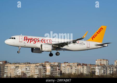 L'Airbus A320 NEO della compagnia aerea low-cost turca Pegasus Airlines atterra all'aeroporto di Leopoli dopo un volo da Istanbul, Turchia Foto Stock