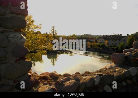 Vista dal ponte Visconteo a Borghetto sul fiume Mincio, Veneto, Italia Foto Stock