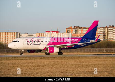 L'Airbus A320 di Wizzair gira sulla pista prima del decollo dall'aeroporto di Leopoli durante l'ora d'oro Foto Stock