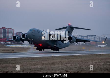 Il Royal Canadian Air Force CC-177 Globemaster decolla dall'aeroporto di Leopoli Foto Stock