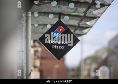 Schild mit Logo der amerikanischen Pizza-Schnellrestaurantkette Dominos Pizza a Berlino, 05.04.2024. Berlin Deutschland *** firma con il logo della catena americana di fast food Dominos Pizza a Berlino, 05 04 2024 Berlino Germania Copyright: xLorenzxHuterxphotothek.dex Foto Stock