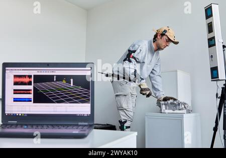 Progetto EXODYN, esoscheletri per la prevenzione dei disturbi muscoloscheletrici negli ambienti di lavoro, unità di salute, Centro tecnologico, Tecnalia Research & Innovation, Donostia, San Sebastian, Gipuzkoa, Paesi Baschi, Spagna. Foto Stock