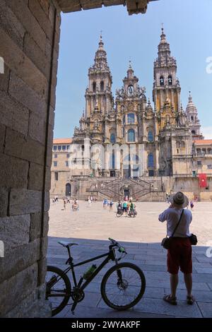 Pellegrini in bicicletta, Catedral, Praza do Obradoiro, Santiago de Compostela, provincia di Coruña, Galizia, Spagna. Foto Stock