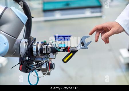 Uso di robotica flessibile nei processi di produzione industriale, robot mobile, unità di produzione avanzata, Technology Centre, Tecnalia Research & Innovation, Donostia, San Sebastian, Gipuzkoa, Paesi Baschi, Spagna. Foto Stock