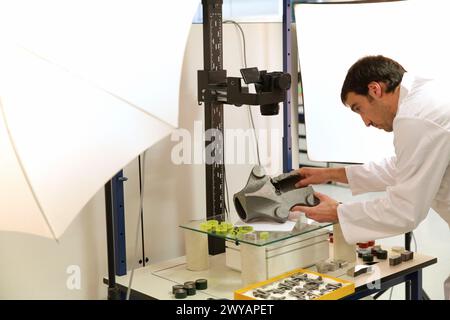 Macrofotografia di saldature e campioni incorporati. Servizi tecnologici all'industria. Tecnalia Research & Innovation, Donostia, San Sebastian, Gipuzkoa, Paesi Baschi, Spagna. Foto Stock