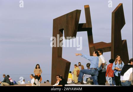 Scultura di Jorge Oteiza sul Paseo Nuevo (passeggiata). San Sebastián. Euskadi. Spagna. Foto Stock