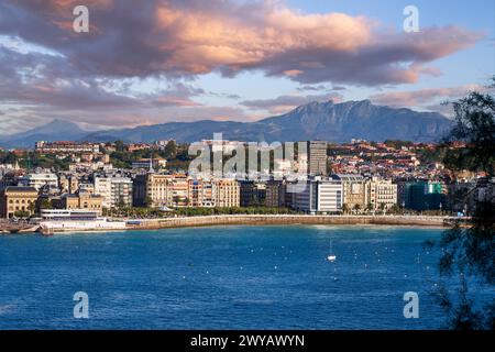 Bahia de la Concha y la ciudad de Donostia, su Ayuntamiento (a la izquierda) y el Parque Alderdi Eder, al fondo Peñas de Aia, Donostia, San Sebastian, Paesi Baschi, Spagna, Europa. Foto Stock