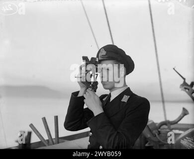 Il 3, 14 e 18 gennaio 1943 a bordo della HMS Malaya a Scapa Flow, i guardiamarina della Royal Navy, ufficiali junior addestrati nei college navali, esercitavano abilità di marinaio. Il guardiamarina R. I. Pearse si vede. Negativo fotografico, Royal Navy, HMS Malaya. Foto Stock