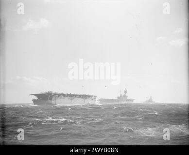 LE PORTAEREI BRITANNICHE TRASPORTANO SPITFIRE A MALTA. 7 MARZO 1942, A BORDO DELL'INCROCIATORE HMS HERMIONE, IN MARE NEL MEDITERRANEO. VOLANDO SPITFIRE SULLA PORTAEREI HMS EAGLE, LA PRIMA VOLTA CHE SPITFIRE ERA STATO PORTATO VIA. - La portaerei HMS ARGUS, che ha agito come scorta di caccia, con la HMS EAGLE (centro) e la corazzata HMS MALAYA (distanza giusta) prima di volare a Malta dello Spitfire. , Royal Navy, HMS Argus, Aircraft Carrier, (1917) Foto Stock