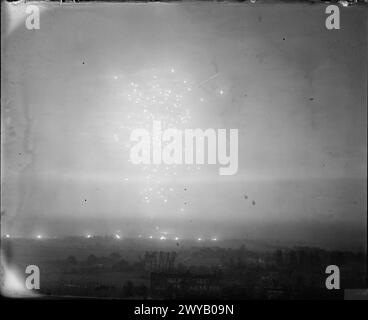 ROYAL AIR FORCE BOMBER COMMAND, 1942-1945. - Esplosioni di fuoco antiaereo tedesco riempiono il cielo sopra Wesel, in Germania, mentre 80 Avro Lancaster del No. 3 Group attaccano la città in preparazione dell'assalto del 21° gruppo d'Armata attraverso il fiume Reno, (operazione VARSITY) il 24 marzo 1945. La fotografia è stata scattata dalle posizioni britanniche sulla riva occidentale del fiume. , Royal Air Force, 3 gruppi Foto Stock