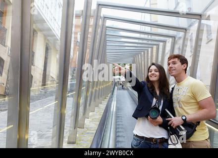 Giovane coppia di turisti. Scala mobile, città vecchia, Vitoria-Gasteiz, Alava, Paesi Baschi, Spagna. Foto Stock