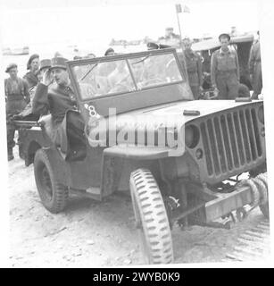 IL GENERALE DE GAULLE ATTERRA IN FRANCIA - didascalia originale in tempo di guerra: Il generale de Gaulle si sposta in jeep dopo essere atterrato da un DUKW sul suolo francese oggi. Negativo fotografico, British Army, 21st Army Group Foto Stock