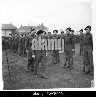 Il feldmaresciallo Montgomery ispeziona la Guardia d'Onore durante l'investitura della 15a Divisione scozzese. Negativo fotografico, British Army, 21st Army Group. Foto Stock