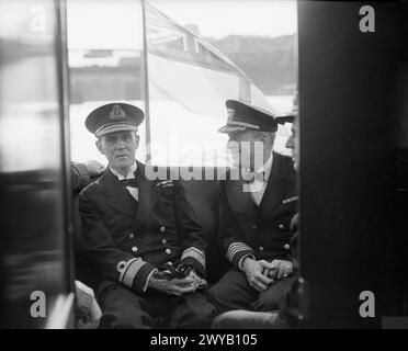 CHURCHILL E I CAPI NAVALI DEL GOVERNO DEGLI STATI UNITI PRESSO IL GREENWICH NAVAL COLLEGE. 24 LUGLIO 1942. - Ospiti a bordo della barca principale. , Foto Stock