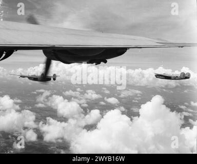 Il Liberator B Mark VIS del No. 231 Group RAF vola in rotta verso un obiettivo in Birmania durante la fine della stagione monsonica, 1941-1945, come parte delle operazioni della Royal Air Force in Estremo Oriente. Foto Stock