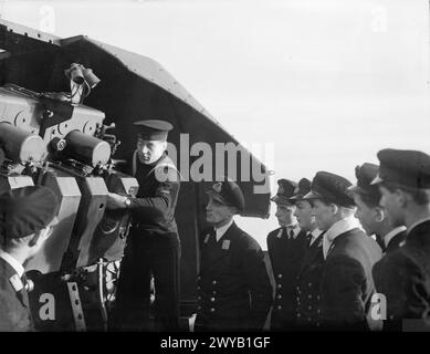 I Midshipmen a bordo della HMS Malaya a Scapa Flow praticano la manipolazione di un cannone antiaereo da 4 pollici il 3, 14 e 18 gennaio 1943 come parte del loro addestramento alla marineria. Negativo fotografico, Royal Navy, HMS Malaya. Foto Stock