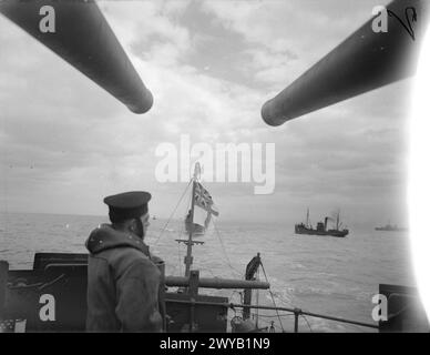 Una flottiglia britannica della Royal Navy naviga in mare durante la seconda guerra mondiale, fotografata dal cacciatorpediniere HMS Kelvin, mostrando più navi da guerra in formazione. Foto Stock