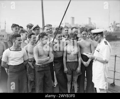 AZIONE DEL PESCHERECCIO HM LADY SHIRLEY CON U-BOAT TEDESCO. OTTOBRE 1941, A BORDO DEL PESCHERECCIO A GIBILTERRA. UN GRANDE U-BOAT TEDESCO SI ARRESE A SEGUITO DELL'AZIONE DEL PESCHERECCIO HM LADY SHIRLEY. LA LADY SHIRLEY ERA DI PATTUGLIA QUANDO L'U-BOAT FU AVVISTATO IN SUPERFICIE. L'U-BOAT SI TUFFÒ E LADY SHIRLEY ATTACCÒ CON CARICHE DI PROFONDITÀ. QUESTI COSTRINSERO L'U-BOOT A SCENDERE IN SUPERFICIE, DOVE FU IMMEDIATAMENTE INGAGGIATA DAL PESCHERECCIO CON IL SUO CANNONE DA 4' E LE MITRAGLIATRICI. DOPO ESSERE STATO COLPITO DA DIVERSI PROIETTILI DA 4', L'EQUIPAGGIO DEGLI U-BOOT TENNE LE MANI SOPRA LA TESTA E SI ARRESE. LADY SHIRLEY HA RAGGIUNTO LA GIB Foto Stock