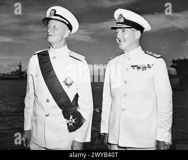 L'AMMIRAGLIO NIMITZ VISITA LA HMS DUKE OF YORK. 1945 AGOSTO, A BORDO DELLA HMS DUKE OF YORK A GUAM. L'AMMIRAGLIO NIMITZ FU RICEVUTO DALL'AMMIRAGLIO SIR BRUCE FRASER A BORDO DELLA SUA AMMIRAGLIA E FU INVESTITO DELLA GCB. - Ammiraglio Sir Bruce Fraser con l'ammiraglio Nimitz dopo l'investitura a bordo del DUCA DI YORK a Guam. , Foto Stock