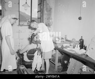 AL CAMPO DI INTERNAMENTO STANLEY, HONG KONG. AGOSTO E SETTEMBRE 1945. - Questa 'chirurgia dentale' e' stata costruita dagli internati in una stanza abbandonata a Stanley. Gran parte del lavoro consisteva nel rimuovere i ripieni d'oro che venivano venduti alle guardie Formosan per il cibo. Gli strumenti erano primitivi, alcuni realizzati con rottami metallici. La foto mostra il dottor J Lanchester, chirurgo governativo, Hong Kong, e la sua assistente sorella Mary Rose, Colonial Medical Service, la cui casa è a Londra. , Foto Stock