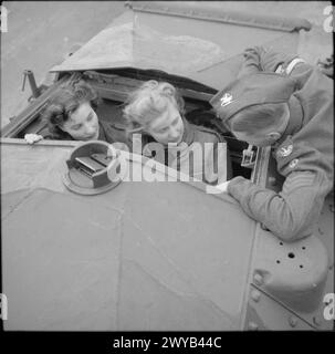 Un sergente del Fife and Forfar Yeomanry mostra due donne operaie oggetti nella torretta di un carro armato Covenanter a Wellingborough il 26 ottobre 1941; le donne producevano tachimetri. Foto Stock
