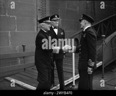 CHURCHILL E I CAPI NAVALI DEL GOVERNO DEGLI STATI UNITI PRESSO IL GREENWICH NAVAL COLLEGE. 24 LUGLIO 1942. - Ammiraglio Sir Martin Dunbar-Nasmith, ricevendo l'ammiraglio H R Stark al molo di Westminster prima di imbarcarsi per Greenwich. , Foto Stock