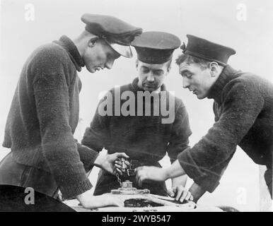 I COMMANDOS BRITANNICI ATTERRANO SU WALCHEREN A WESTKAPELLE. 1 NOVEMBRE 1944, A BORDO DI LCT 532. LA FASE FINALE DELLA BATTAGLIA PER LIBERARE IL PORTO BELGA DI ANVERSA INIZIÒ IL 1 NOVEMBRE 1944, QUANDO I ROYAL MARINE COMMANDOS SBARCARONO A WESTKAPELLE, IL PUNTO PIÙ OCCIDENTALE DELL'ISOLA DI WALCHEREN. - L/MM A J Bucham (Worcester Park); L/Stoker H Swift (New Brancepth, Durham); e Stoker R J Mustoe (Gloucester). , Foto Stock