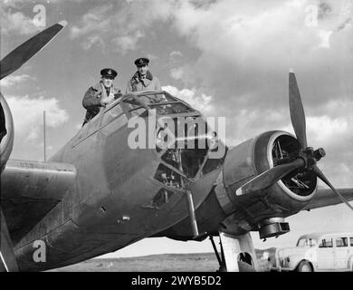 ROYAL AIR FORCE: OPERAZIONI SULL'ALBANIA E IN GRECIA, 1940-1941. - Il Comandante del No. 211 Squadron RAF, il capo di squadra J R Gordon-Finlayson, e il suo operatore/cannoniere senza fili, l'ufficiale pilota A C Geary, fotografati in un Bristol Blenheim Mark i a Menidi/Tatoi, in Grecia, dopo essere tornati da Corfù. Il 24 novembre 1941, l'aereo di Gordon-Finlayson fu colpito da un fuoco antiaereo durante un bombardamento a Valona, in Albania. Incapace di raggiungere Menidi, sbarcò con la forza su una spiaggia di Corfù, dove lui e il suo equipaggio furono tostati e mangiati prima di tornare sulla terraferma con un peschereccio e un rejoini Foto Stock